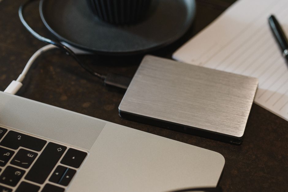 Externí pevný disk připojený k notebooku