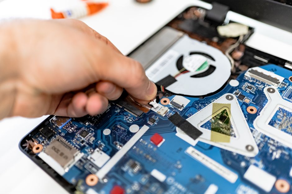Technik opravuje notebook v dílně PCopravna