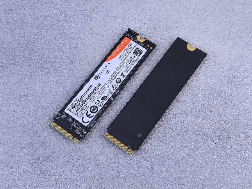 SSD disk a paměťové moduly RAM připravené k montáži