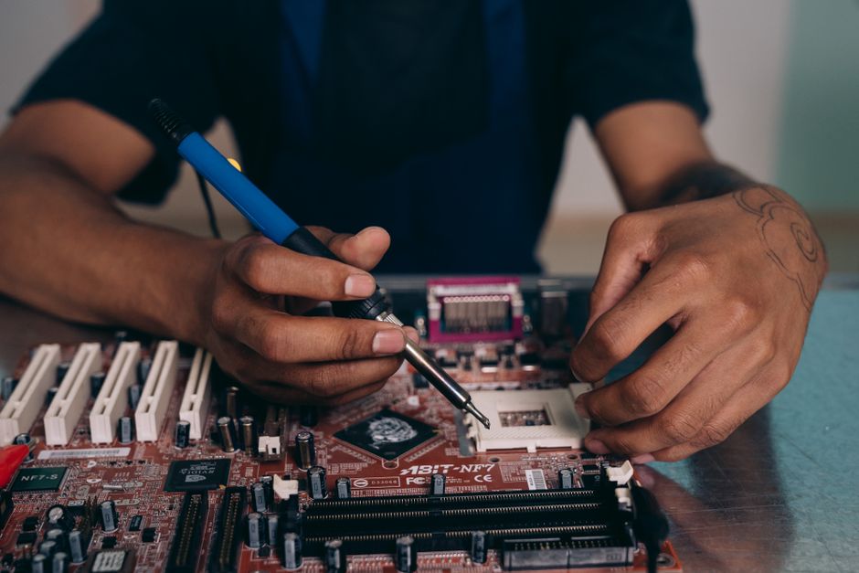 Technik provádí diagnostiku základní desky počítače